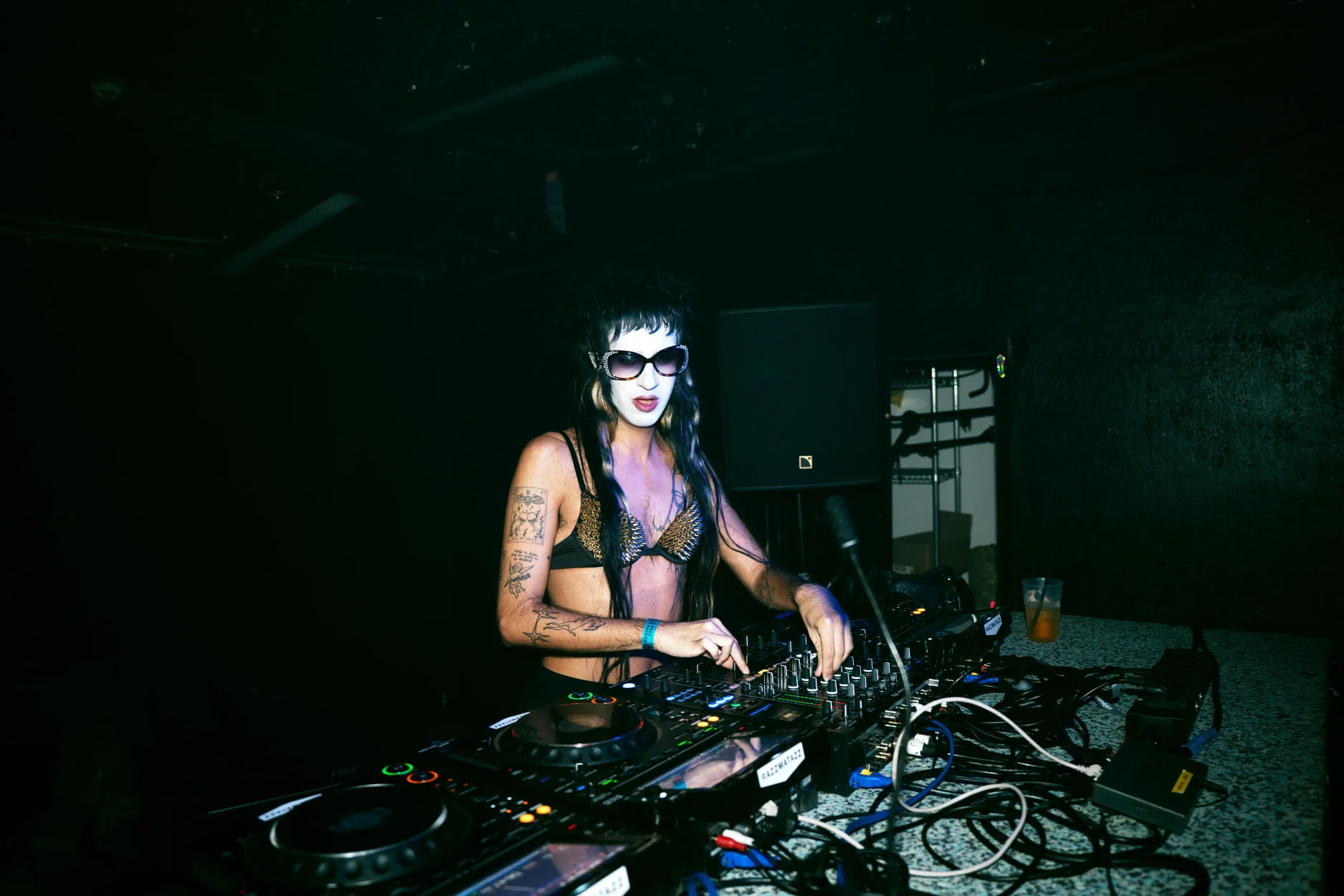 Plasma: Microhm Live + Bengala + Julio César
