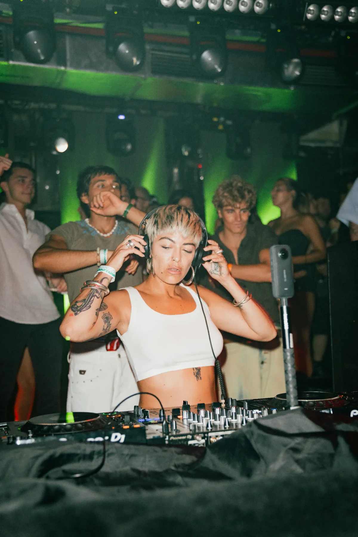 Girls on Decks: L4i4 + Claudia + Darío
